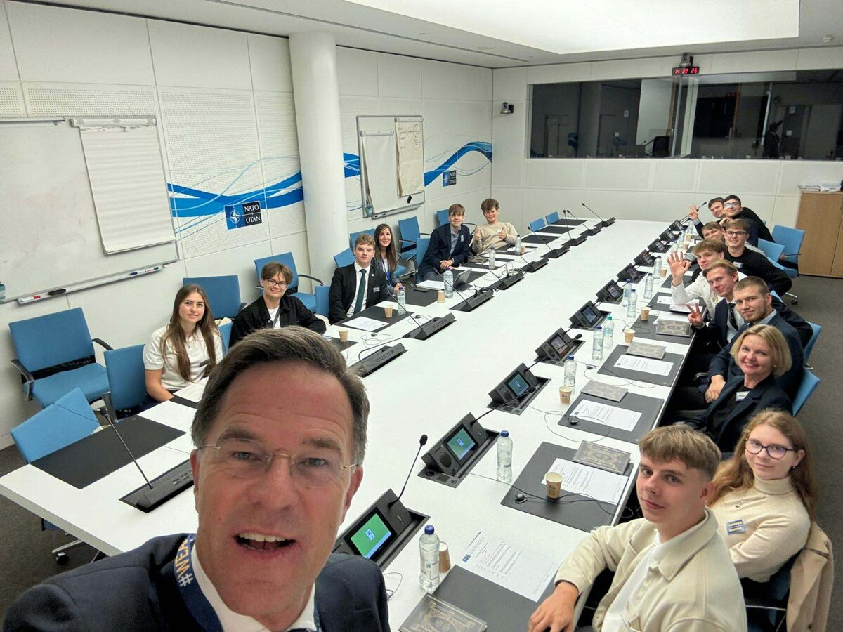 E1.jpg